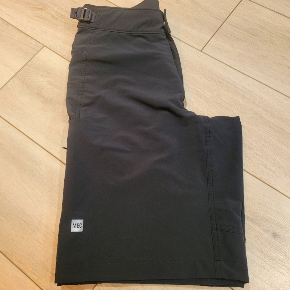 MEC Men's Crinkum Plus Shorts Charcoal Gray Size Small Gorpcore Hiking Outdoors